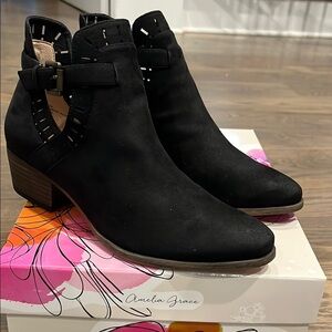 NWT Amelia Grace Lexi Black Suede Booties 8M